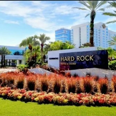 Stylish Suite Tampa Minutes To Hard Rock Casino-2